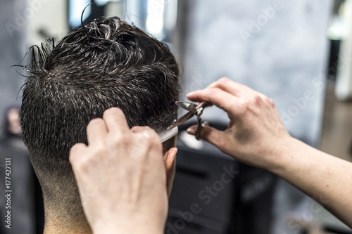 Corte pelo caballero a tijera