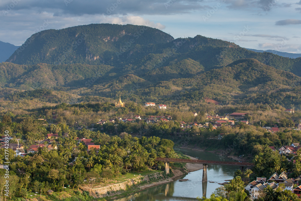 Obraz premium Top view of Luang Prabang from Phousi Mountain during sunset.