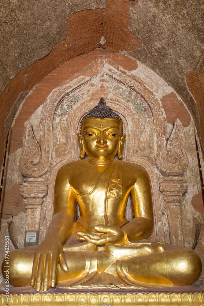 Fototapeta premium Buddha statue at Izza Gaw Na Temple, Bagan, Myanmar