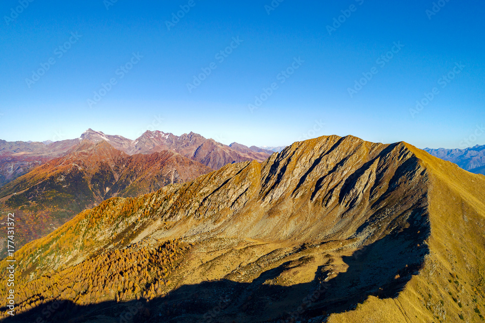 crinale alpino in veste autunnale - vista aerea
