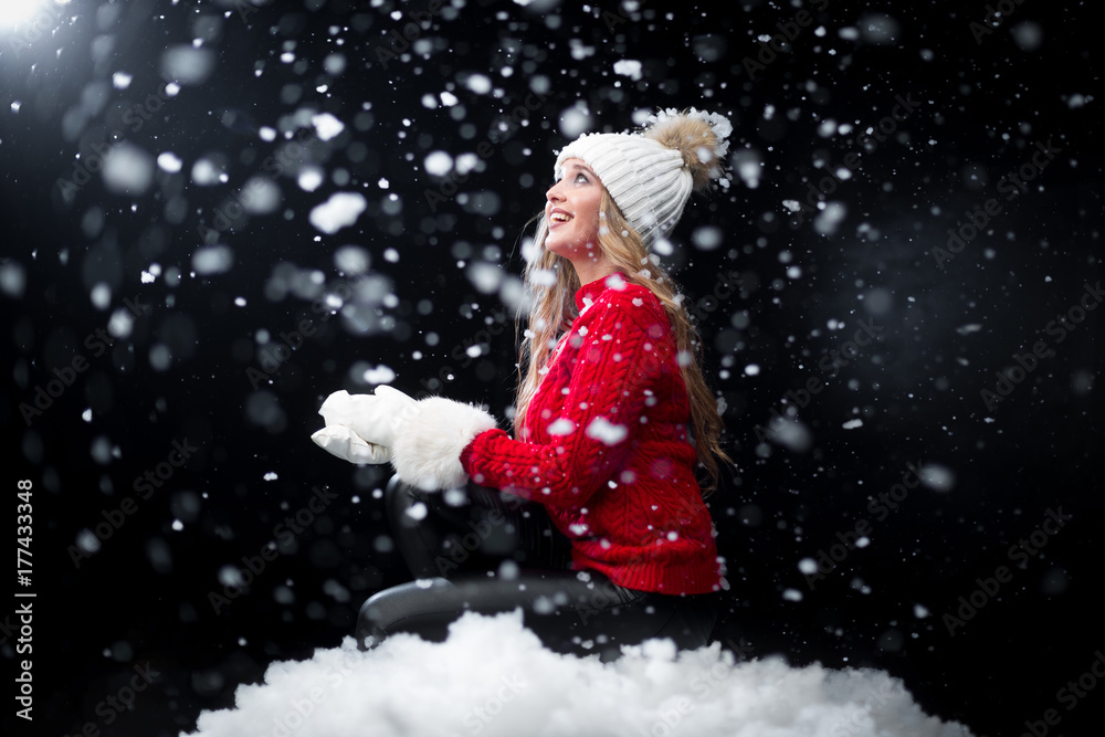 Fototapeta premium Happy girl in snow