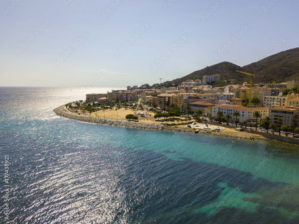 Vista aerea di Ajaccio, Corsica, Francia. Ruota panoramica e parco giochi nel centro città visti dal mare