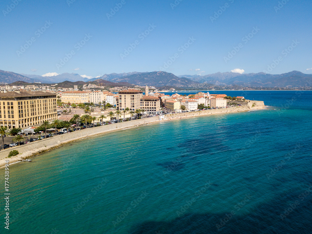 Fototapeta premium Vista aerea di Ajaccio, Corsica, Francia. Il centro città visto dal mare
