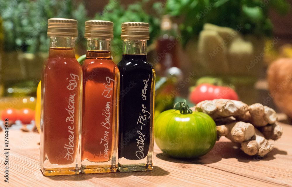 verschiedene Fläschchen Balsam-Essig