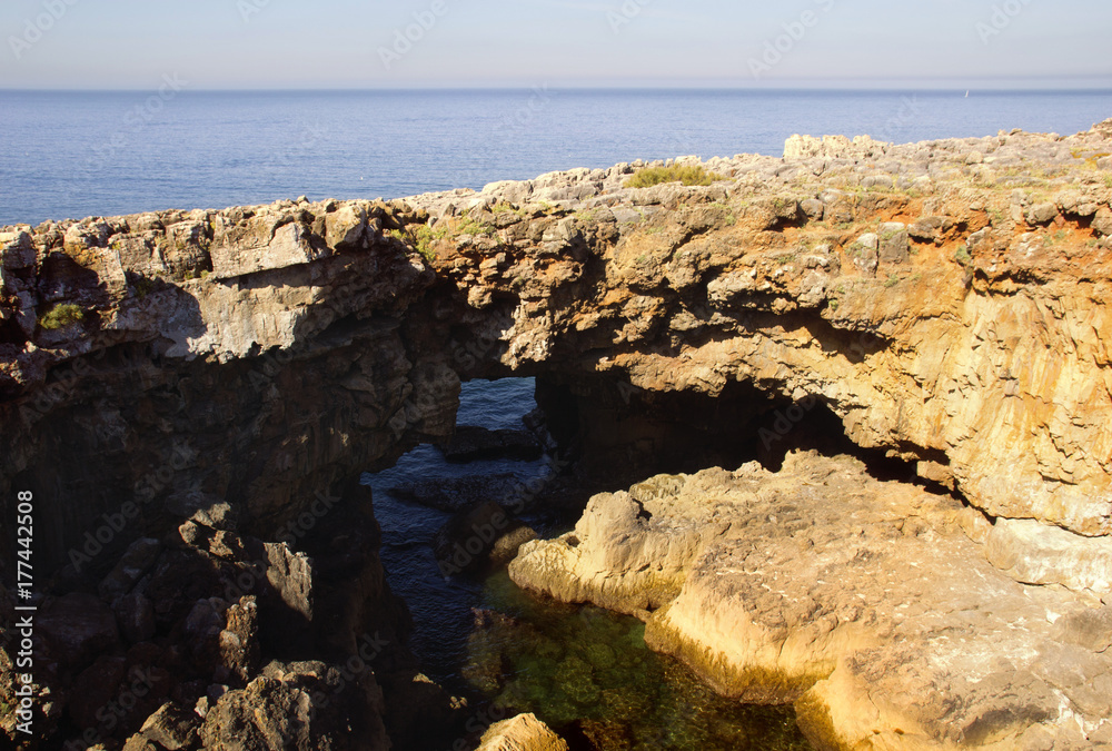 Fototapeta premium The coast of the Atlantic Ocean. Coast of the Lisbon Riviera. Grotto of the Devil