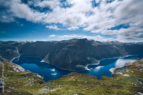 Fototapeta Naklejka Na Ścianę i Meble -  Aussicht auf den Fjord / See Ringedalsvatnet