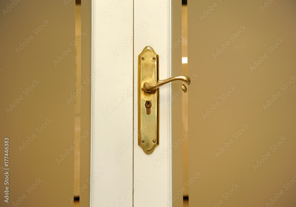Manilla dorada de la puerta interior de una casa Stock Photo