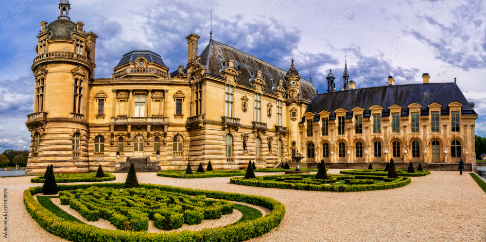 Romantic beautiful castle Chateau de Chantilly. Royal residence. France - obrazy, fototapety, plakaty 