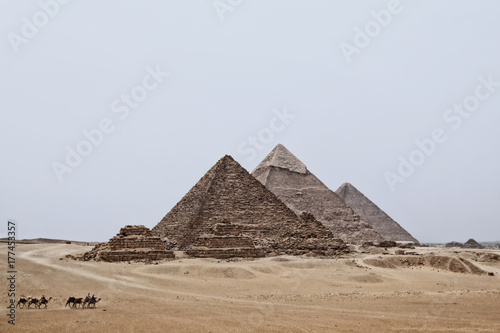 Karawane vor den Pyramiden von Gizah im old photo look