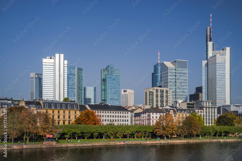 Fototapeta premium Frankfurt Main im Herbst