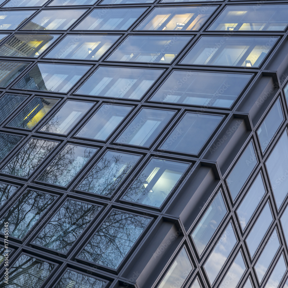 Abstrakte Fassade eines modernen Bürogebäudes Abstrakte Fassade eines modernen Bürogebäudes