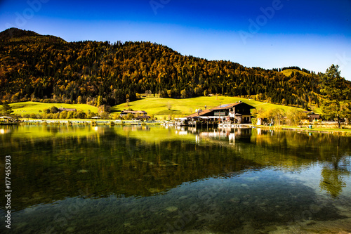 casa sul lago acqua specchiata riflesso montagne