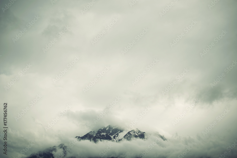 Vista de las montañas de Los Alpes. Montañas tapadas por una densa niebla blanca. Vista de las montañas de Los Alpes. Montañas tapadas por una densa niebla blanca.