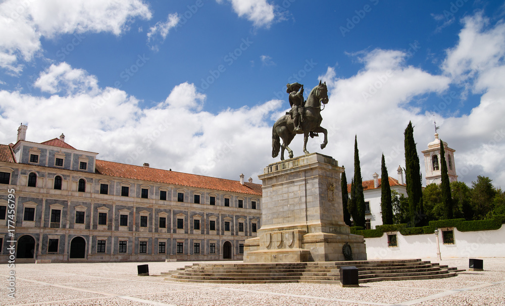 Fototapeta premium Statue of king on horseback in front of Palace