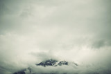 Vista de las montañas de Los Alpes. Montañas tapadas por una densa niebla blanca.
