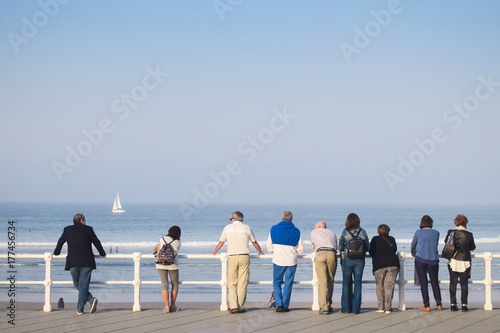 Personas observando el mar en calma 