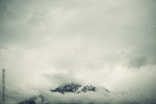 Vista de las montañas de Los Alpes. Montañas tapadas por una densa niebla blanca.