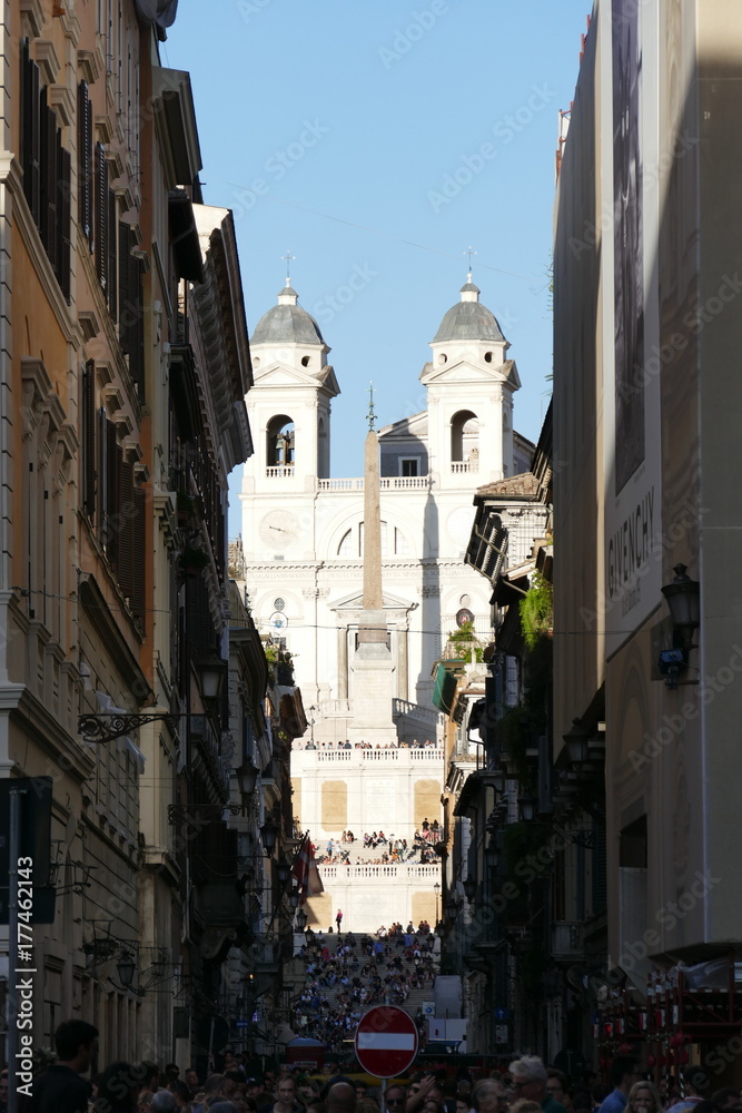 Blick auf die Kirche Trinita dei Monti, Piazza di Spagna