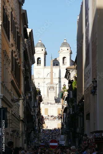 Blick auf die Kirche Trinita dei Monti, Piazza di Spagna © Janjana