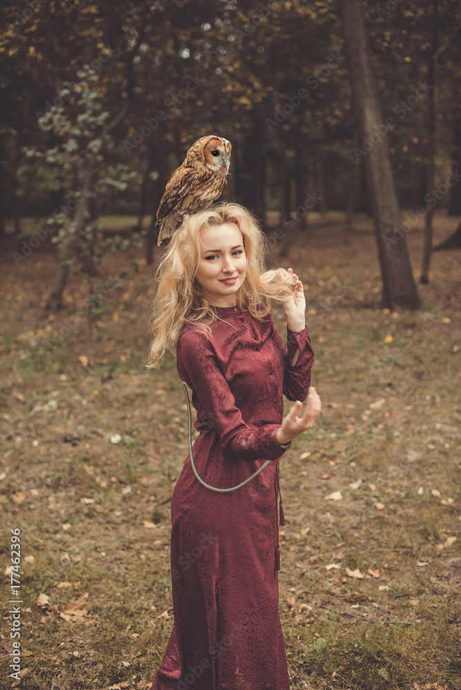© natasidorova - Сова сидит на голове у девушки в лесу © natasidorova - Сова сидит на голове у девушки в лесу