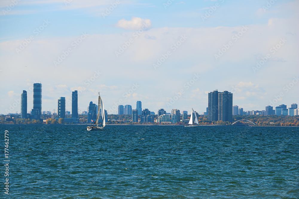 Naklejka premium Skyline and Sailboat