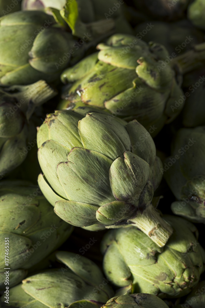 Obraz premium Healthy Raw Green Organic Baby Artichokes