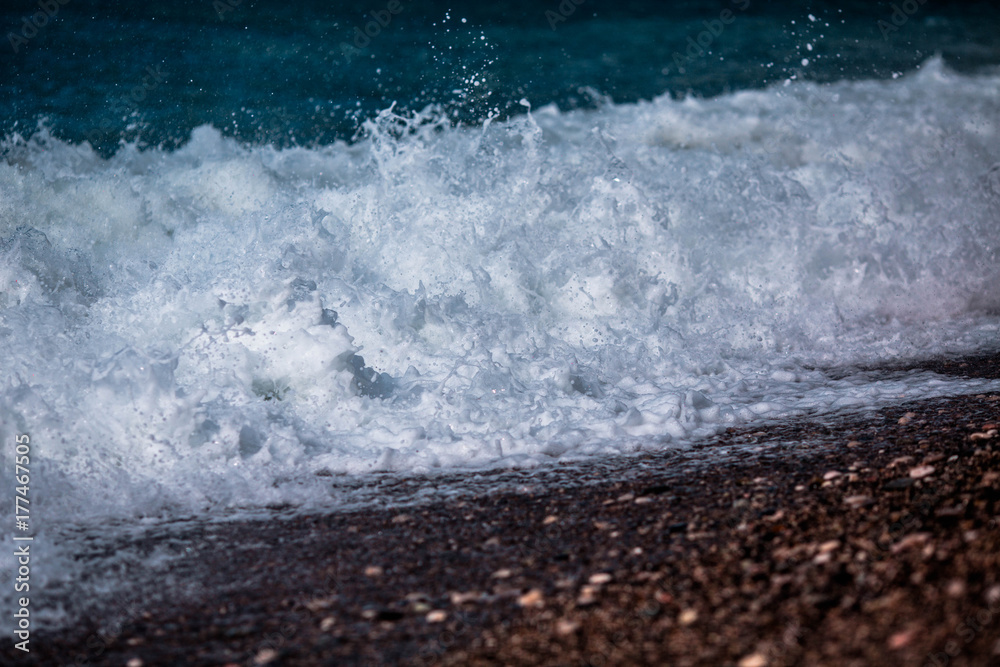 Obraz premium waves on the beach