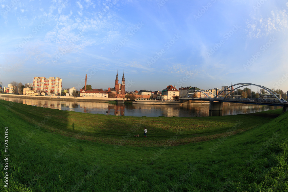 Panorama miasta Opole, widok rzeki Odry i Katedry.