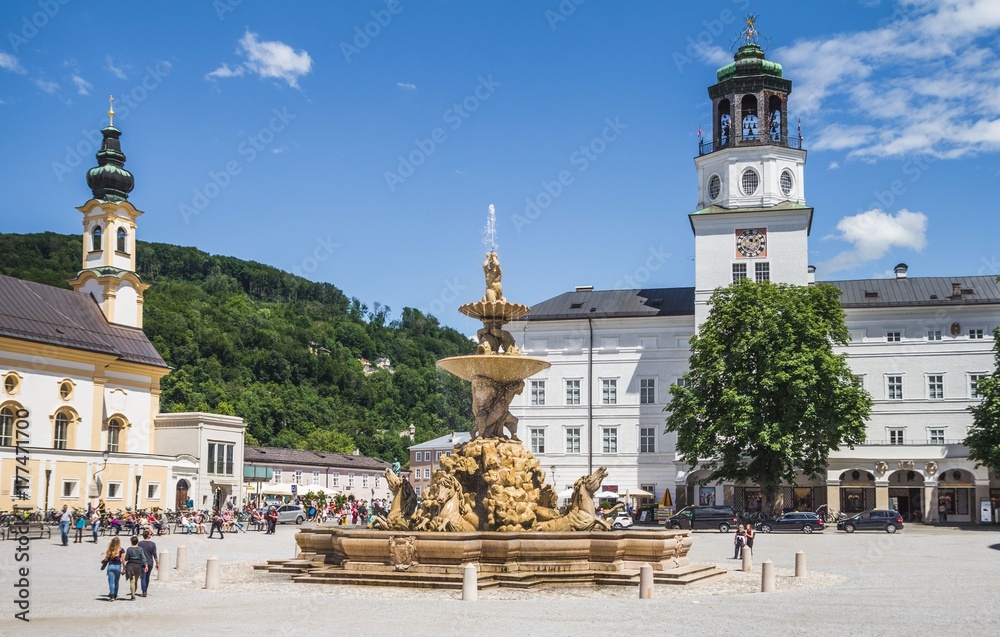 Obraz premium Plac Residenz i fontanna w Salzburgu w Austrii