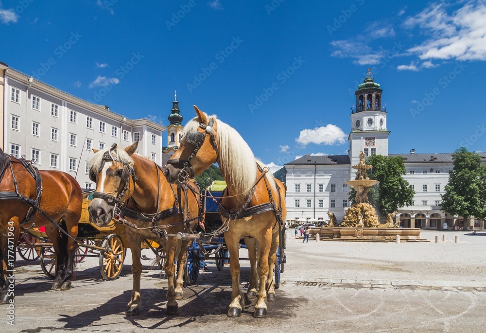 Fototapeta premium Stary bryczką konną w Salzburgu, Austria