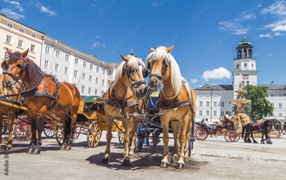 Fototapeta premium Stary bryczką konną w Salzburgu, Austria