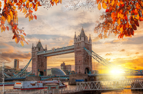Obrazy Londyn  most-zwodzony-tower-bridge-jesienny-londyn-w-uk