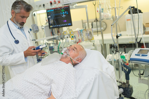 Fotografie patient wearing an oxygen mask