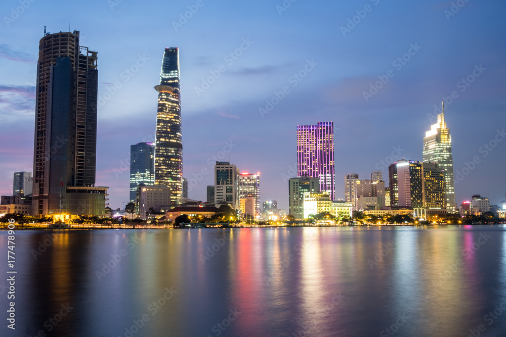 Fototapeta premium Zachód słońca nad centrum Sajgonu, miasto Ho Chi Minh, Wietnam. Miasto Ho Chi Minh to największe miasto Wietnamu i gospodarcze centrum kraju