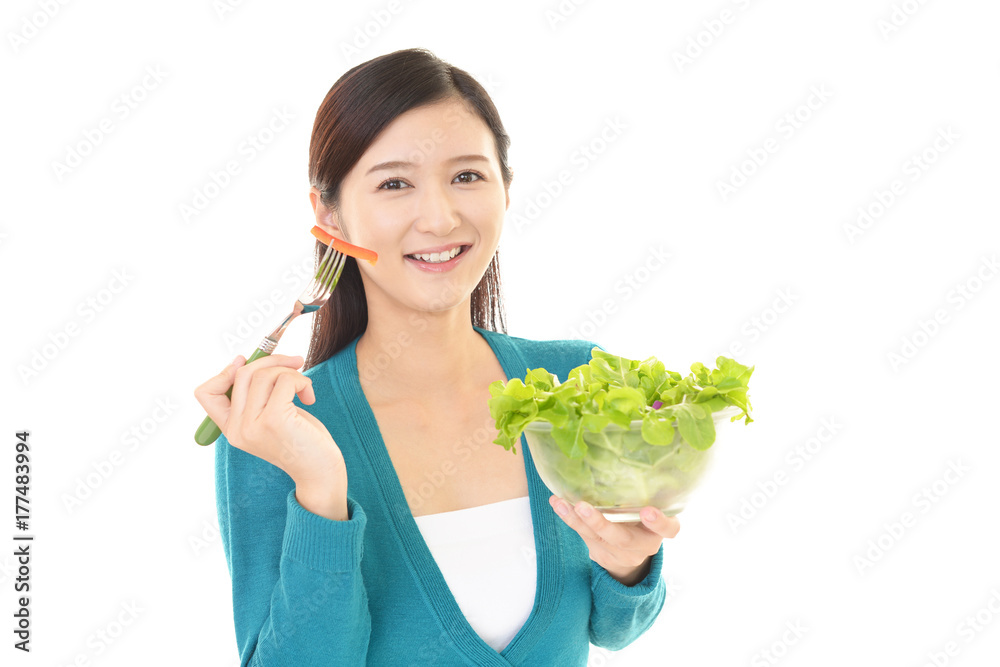 サラダを食べる女性