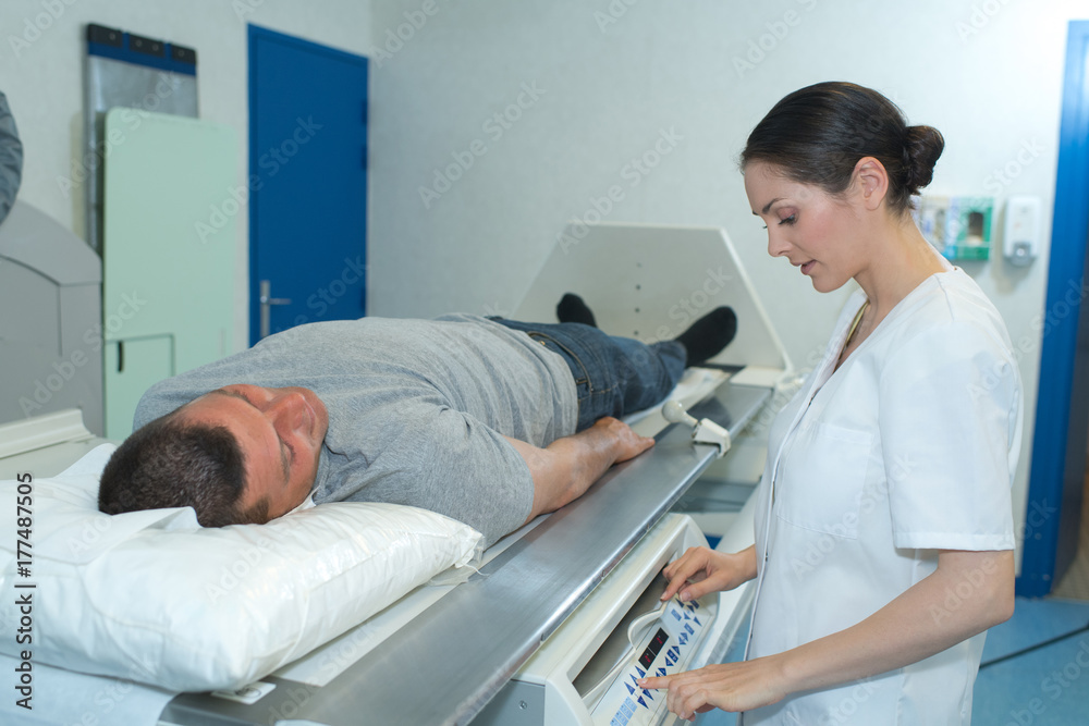 Obraz premium man lay on x-ray table