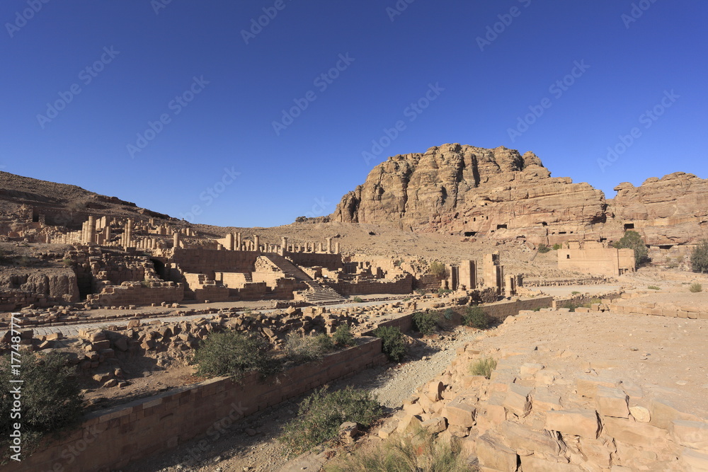 ペトラ遺跡の列柱通りと大寺院と凱旋門とカスル・アル・ビント