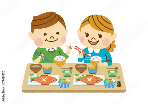 食事をする夫婦