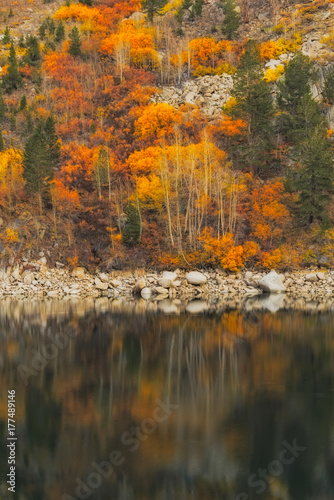 Obraz na płótnie Fall at Lake Sabrina w salonie