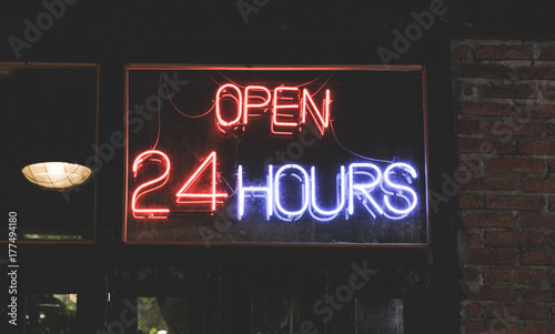 Fotografía 24 hour open label at shop.