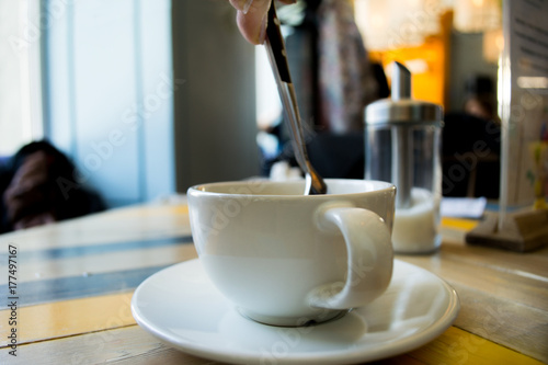 чашка кофе в кафе на столе сахар Cup coffee in cafe  saucers spoon fingers  sugar photo