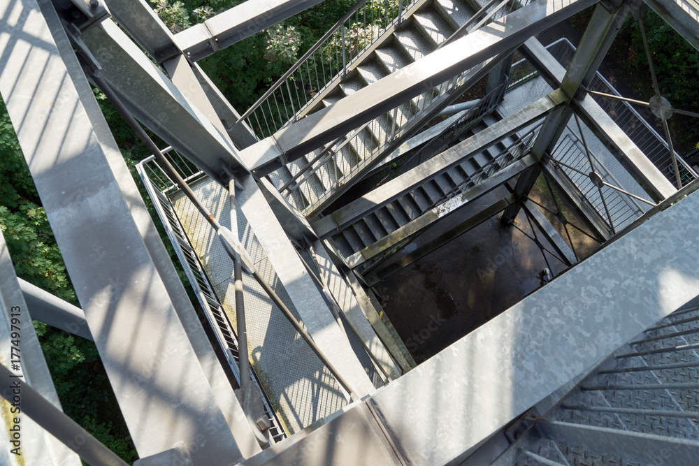 Stahlkonstruktion / Stahlkonstruktion mit Treppe als Aussichtsplattform Stahlkonstruktion / Stahlkonstruktion mit Treppe als Aussichtsplattform