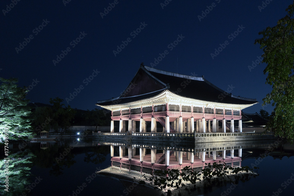 Fototapeta premium Gyeongbokgung Palace At Night In South Korea, Gyeonghoeru Pavilion is a building.