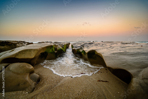 Εκτύπωση καμβά Waves rush in