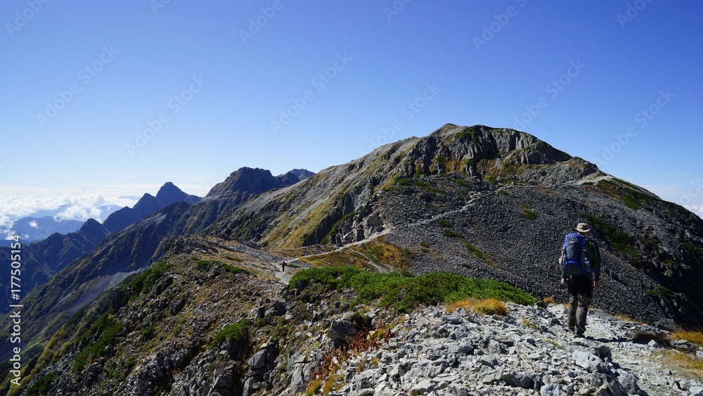 北アルプス登山、中岳と南岳の中間あたりの稜線