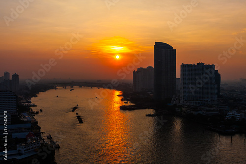 Sonnenuntergang   ber dem Chao Praya Fluss in Bangkok