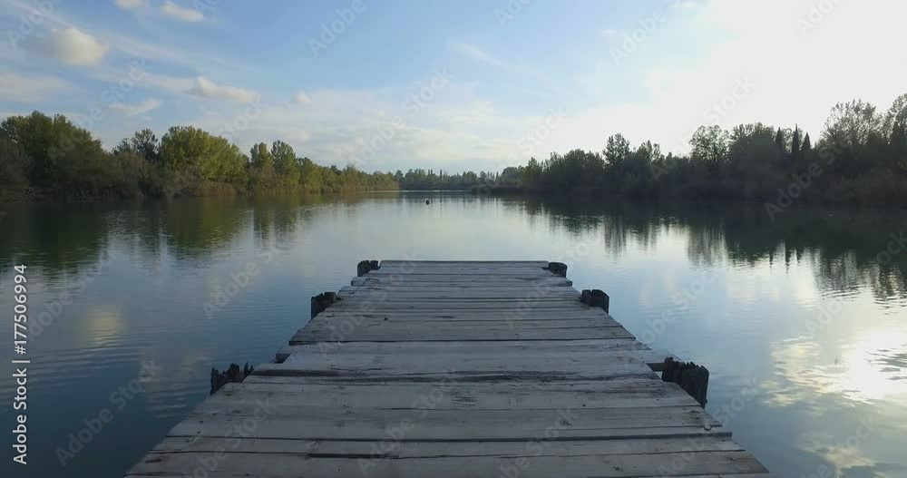 Piccolo molo di legno su un lago 