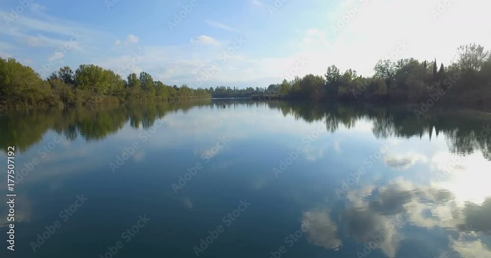 Piccolo molo di legno su un lago Piccolo molo di legno su un lago