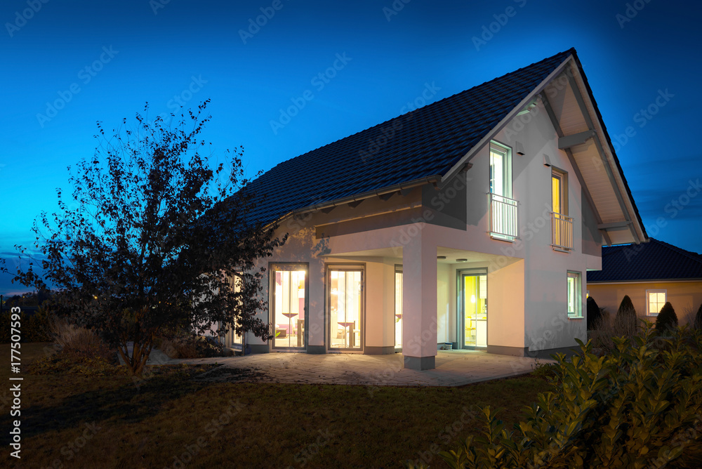 Einfamilienhaus am Abend Einfamilienhaus am Abend
