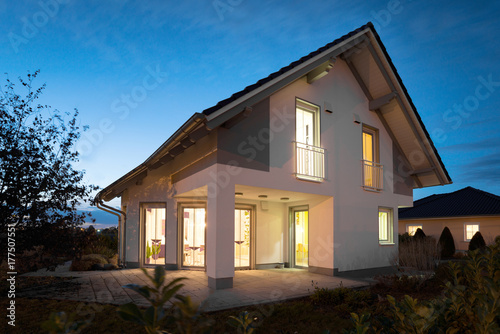 Einfamilienhaus in der Dämmerung